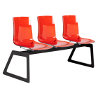 Die Papatya X-Treme Bank für 3 Sitze ist transparent rot, die Beine sind mattschwarz