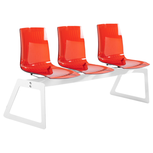 Die Papatya X-Treme Bank für 3 Sitze ist transparent rot, die Beine sind weiß matt