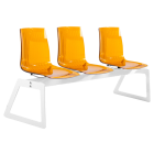 Die Papatya X-Treme Bank für 3 Sitze ist transparent orange, die Beine sind weiß matt