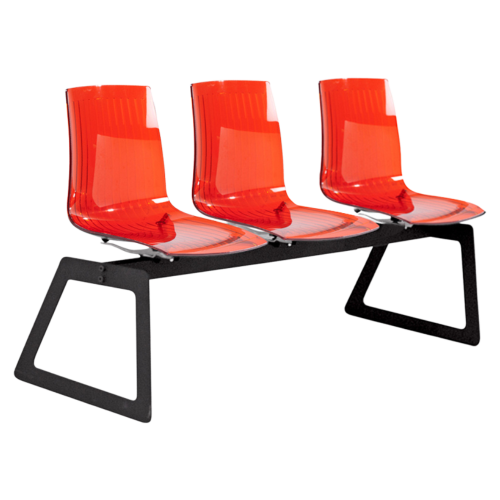 Die Papatya X-Treme Bank für 3 Sitze ist transparent rot, die Beine sind mattschwarz