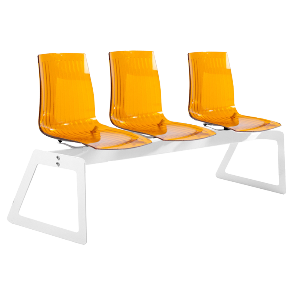 Die Papatya X-Treme Bank für 3 Sitze ist transparent orange, die Beine sind weiß matt
