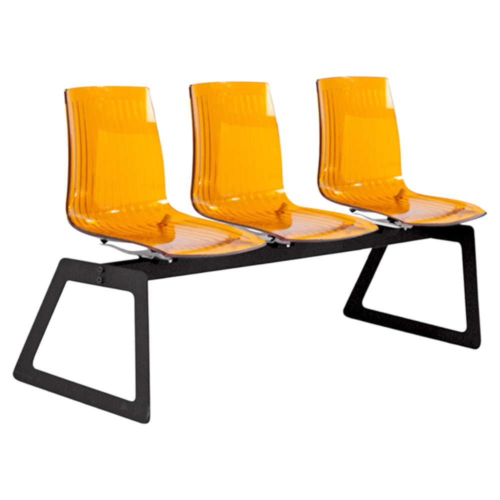 Die Papatya X-Treme Bank für 3 Sitze ist transparent orange, die Beine sind mattschwarz